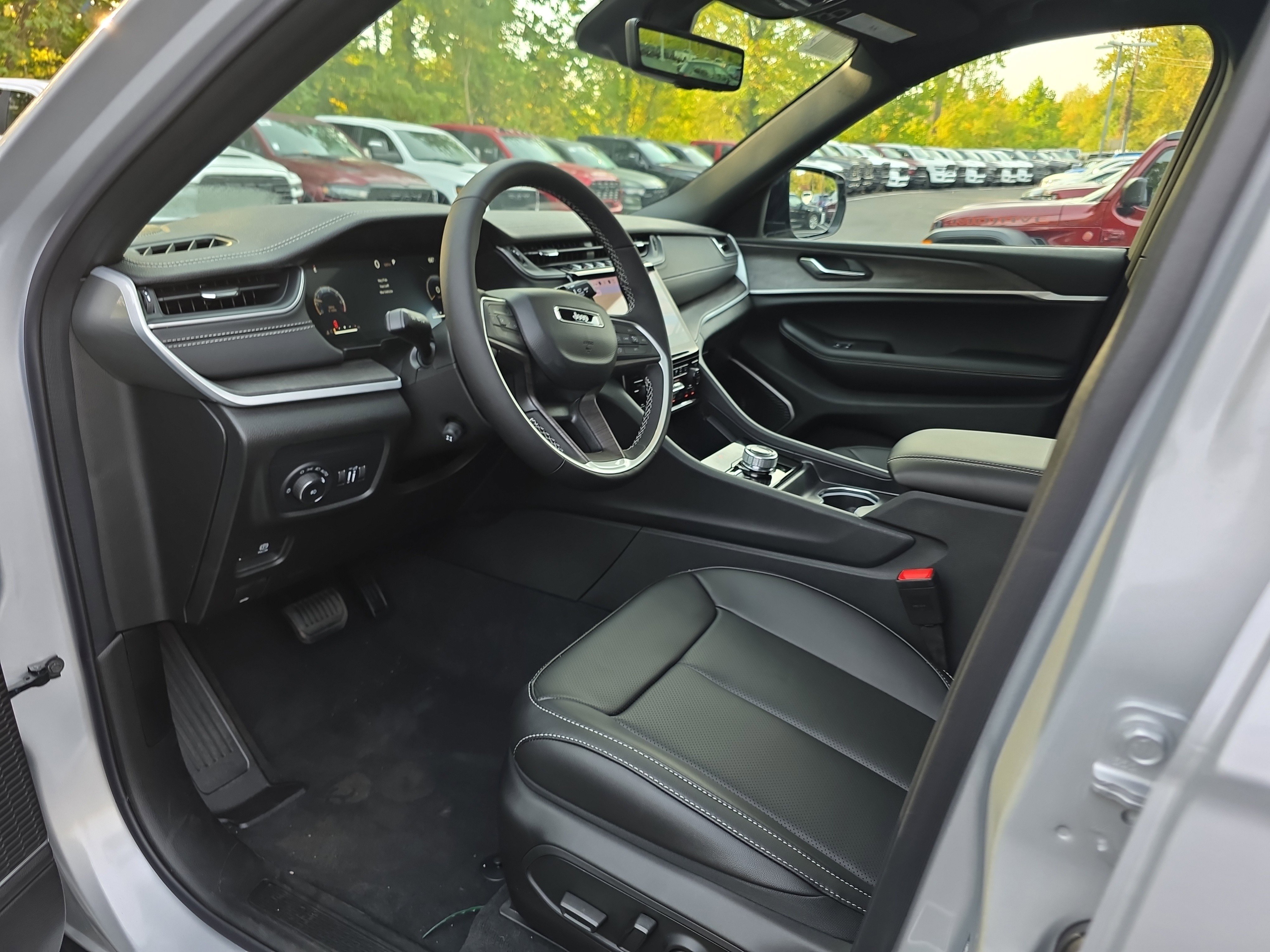 New 2025 Jeep Grand Cherokee Limited w/ Luxury Tech Group II image 3