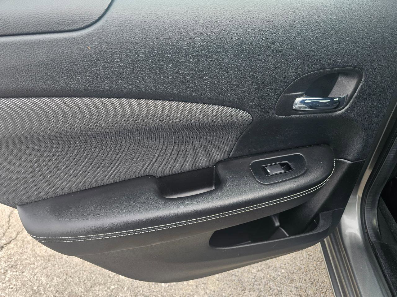 Used 2013 Dodge Avenger SE image 20