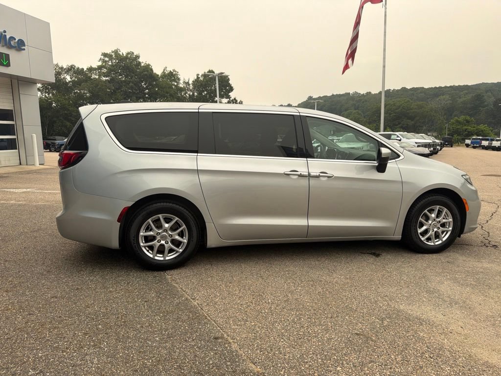 Used 2023 Chrysler Pacifica Touring-L FWD image 8