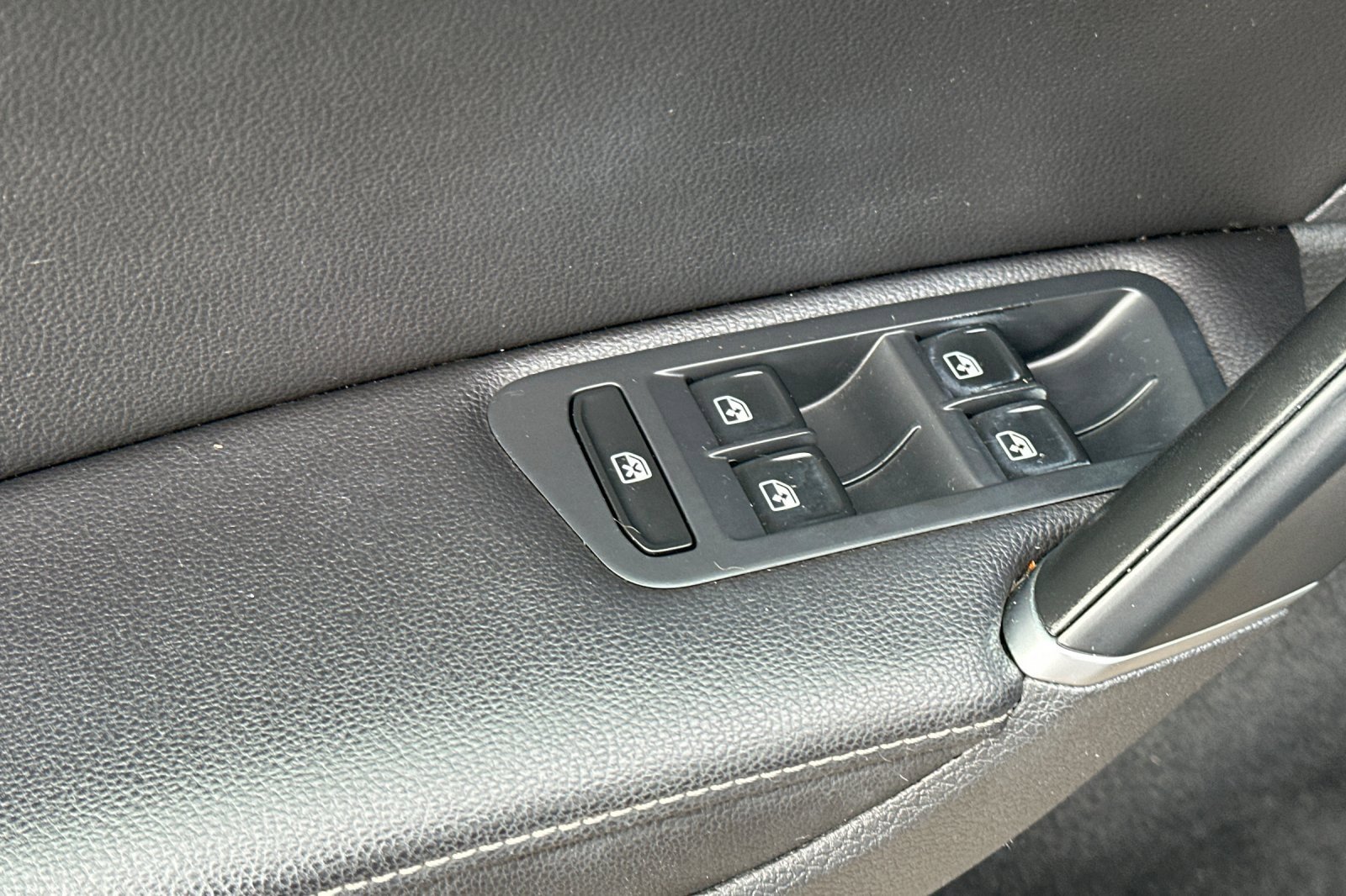 Used 2018 Volkswagen Golf SE image 11