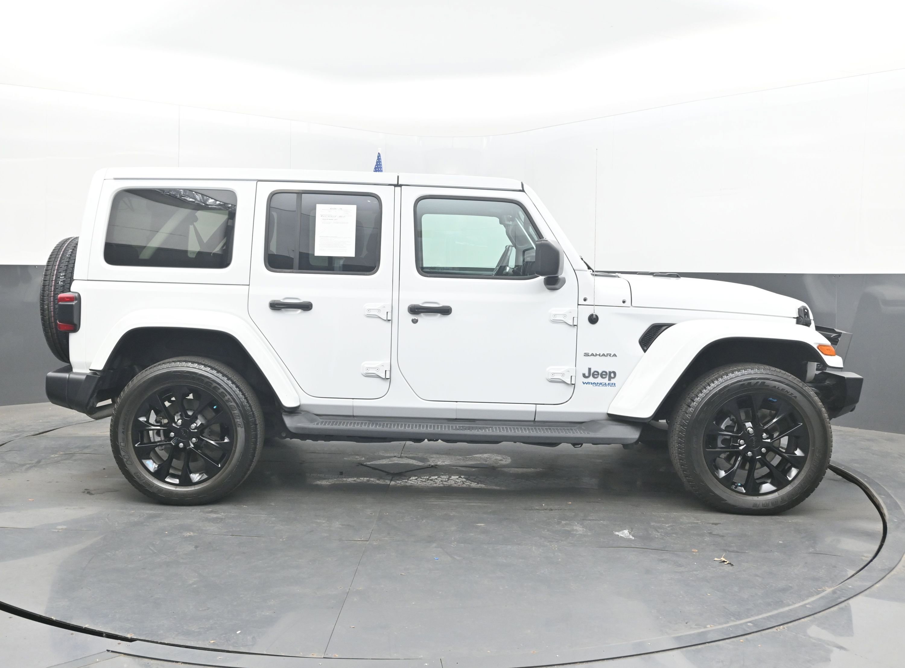 Used 2022 Jeep Wrangler Unlimited Sahara w/ Cold Weather Group AWD/4WD image 10
