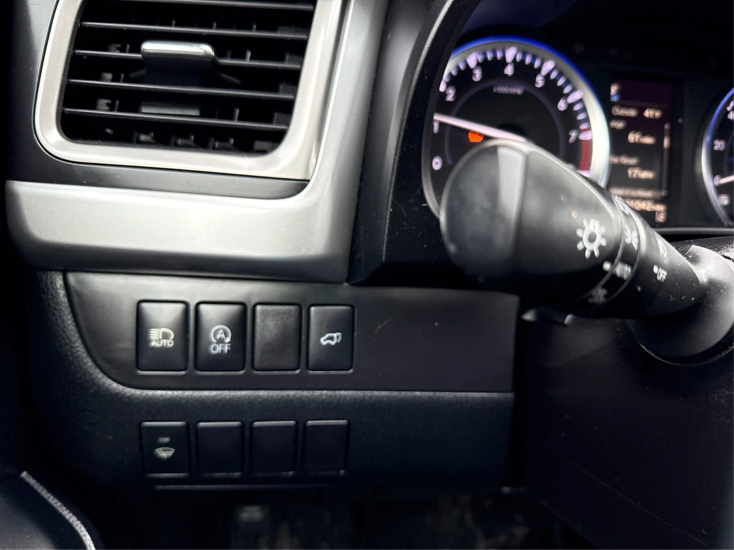 Used 2017 Toyota Highlander SE image 26