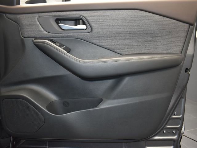 Used 2023 Nissan Rogue SV AWD/4WD image 13