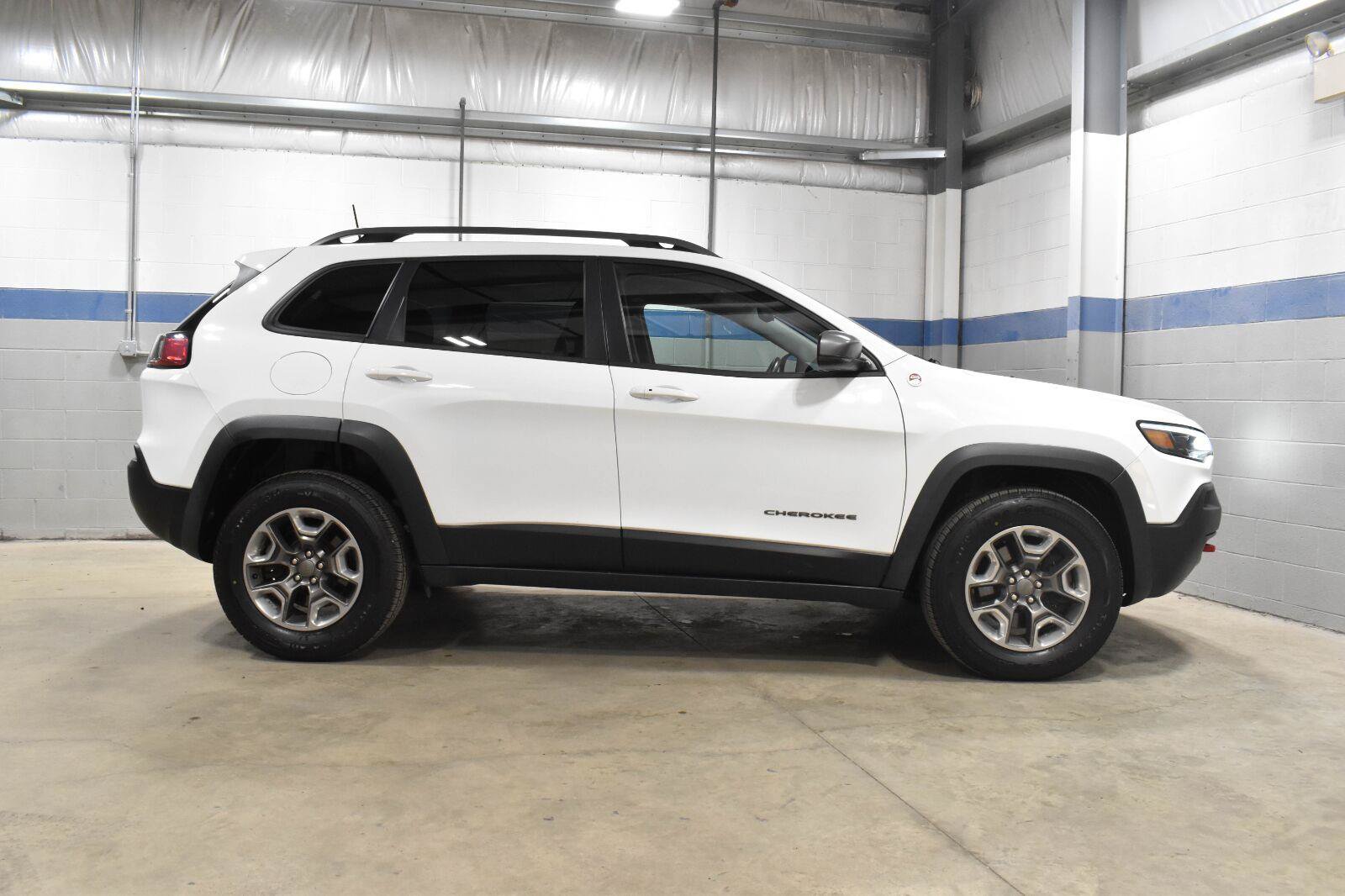 Used 2019 Jeep Cherokee Trailhawk AWD/4WD image 27