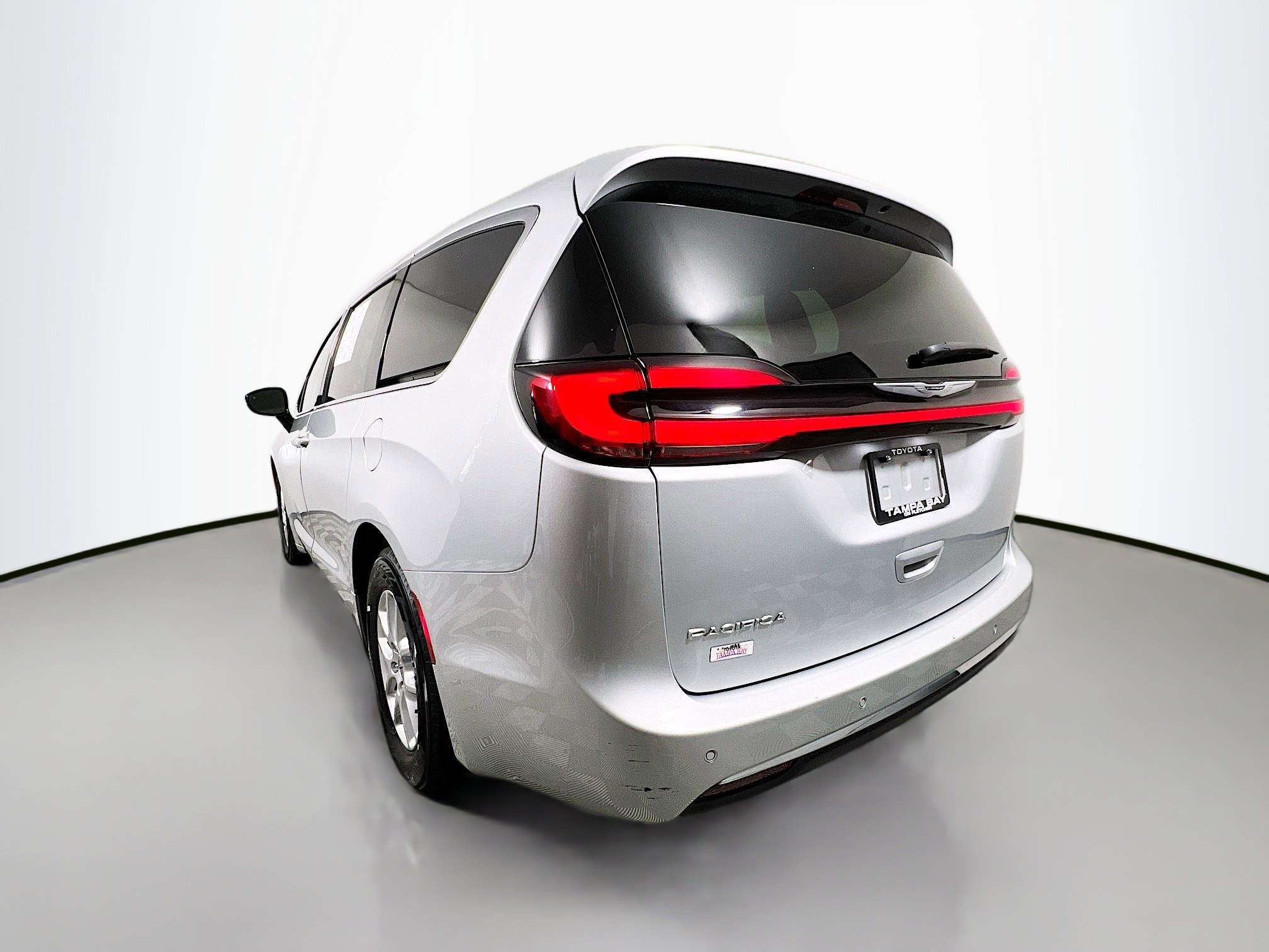 Used 2024 Chrysler Pacifica Touring-L image 8