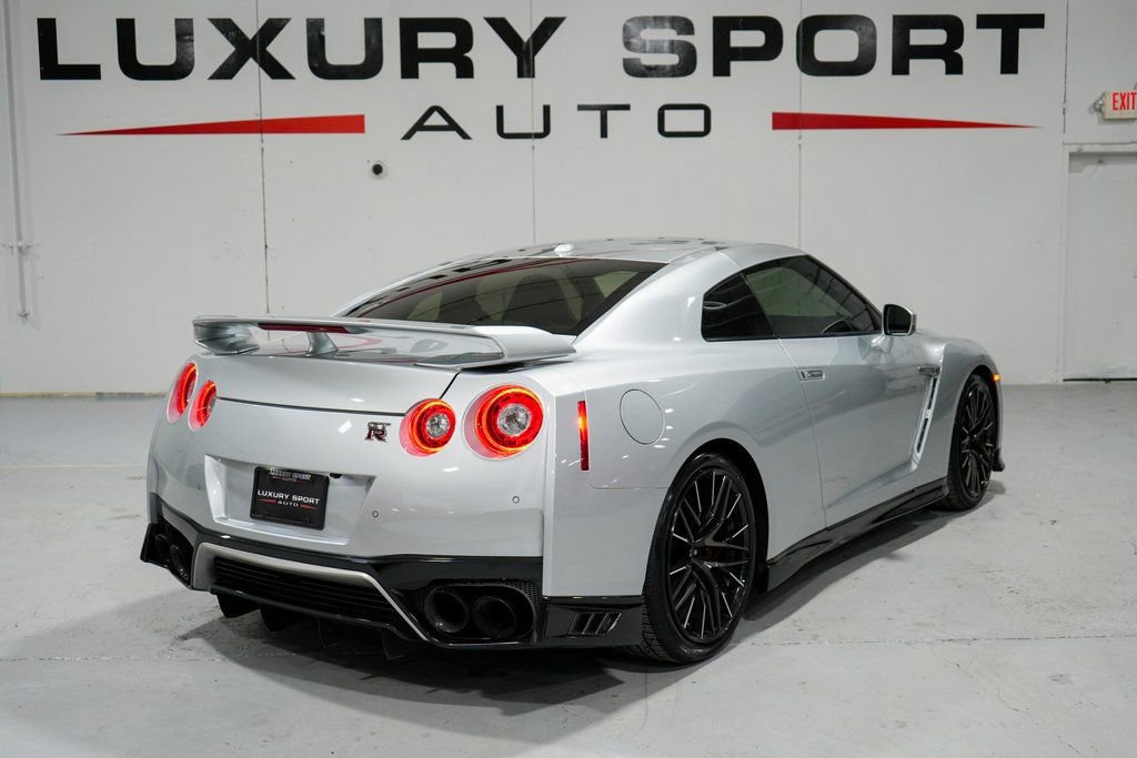 Used 2020 Nissan GT-R Premium image 6
