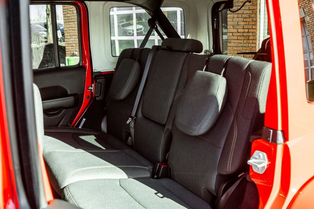 Used 2025 Jeep Wrangler Unlimited Sahara image 31