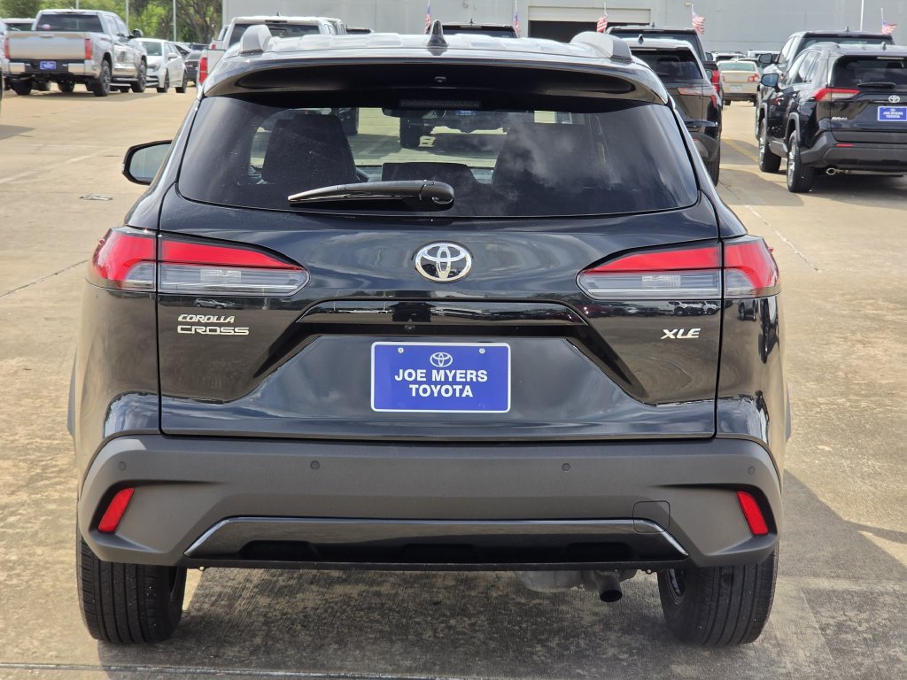 Used 2025 Toyota Corolla Cross XLE FWD image 8