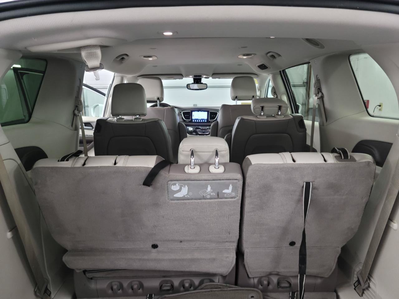 Used 2017 Chrysler Pacifica Touring-L FWD image 27