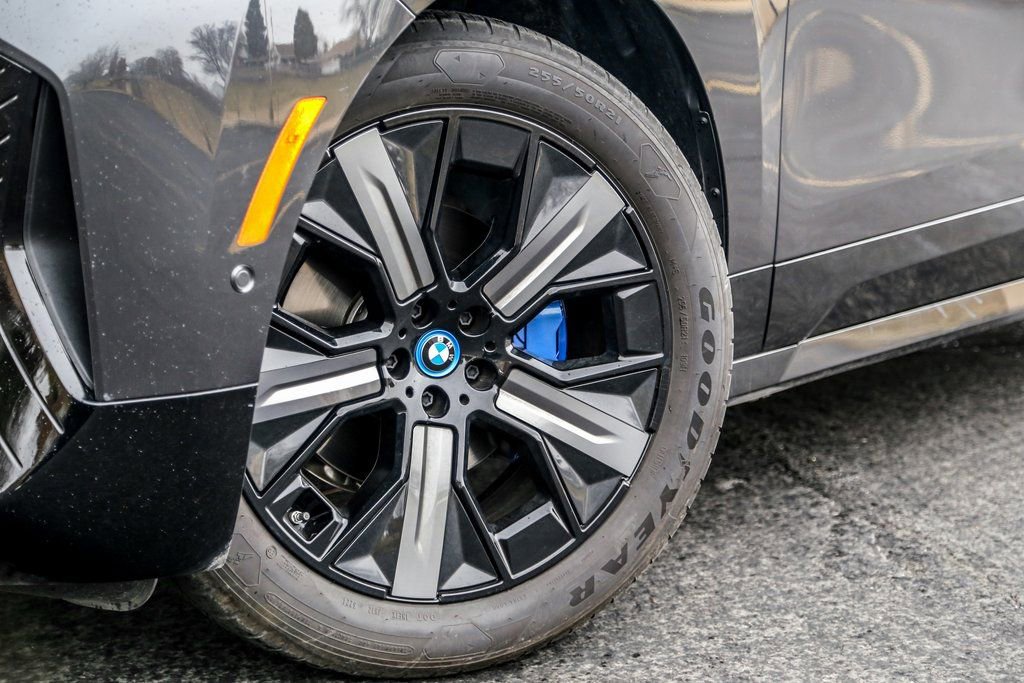 Used 2025 BMW iX xDrive50 w/ Premium Package image 9