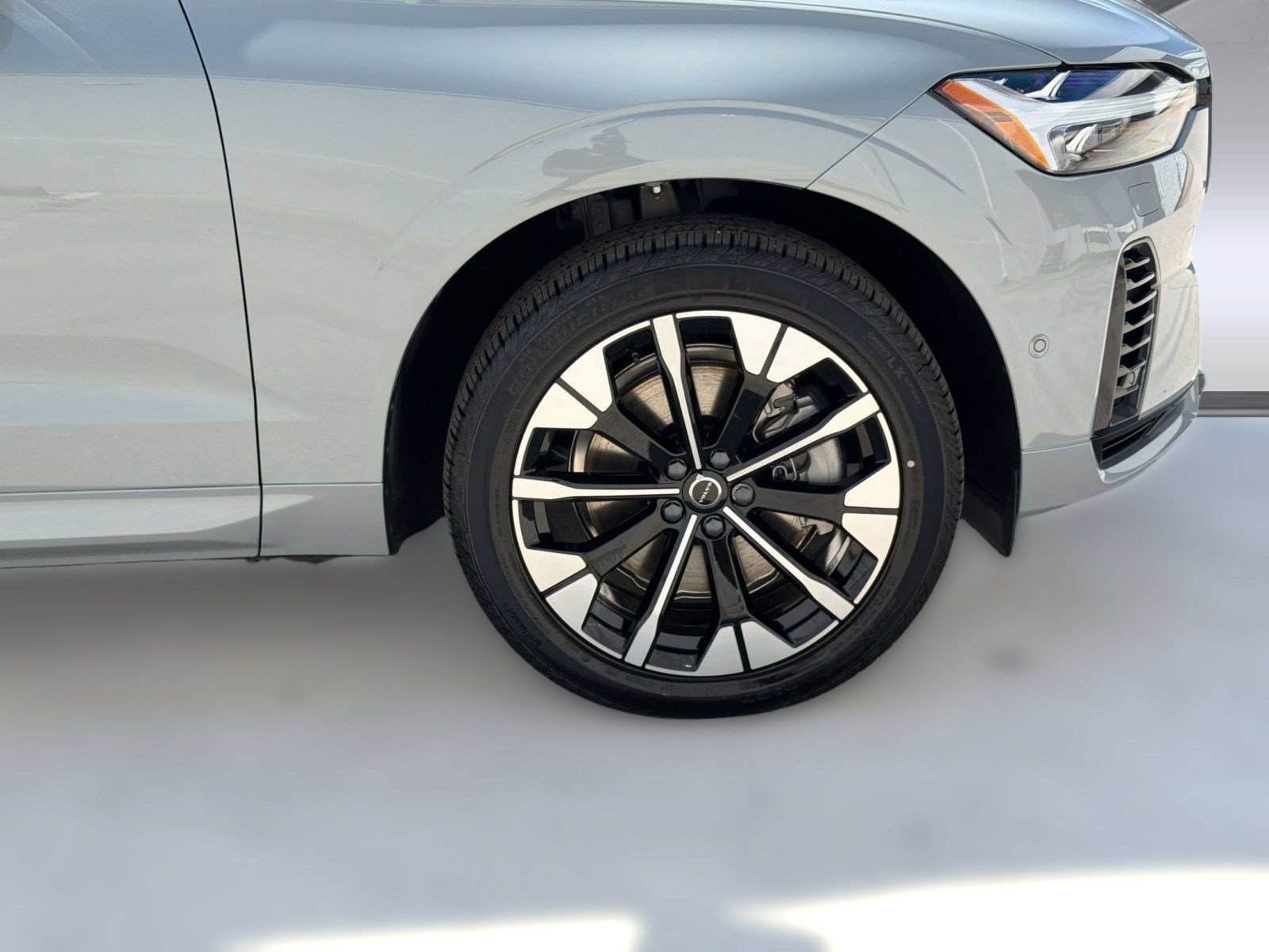 New 2026 Volvo XC60 T8 Plus w/ Protection Package Premier AWD/4WD image 12