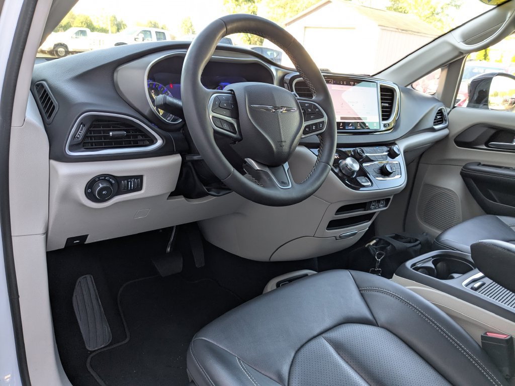 Used 2024 Chrysler Pacifica Touring-L FWD image 10