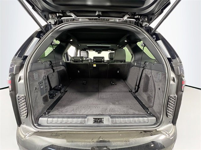 Used 2024 Land Rover Discovery Dynamic SE image 9