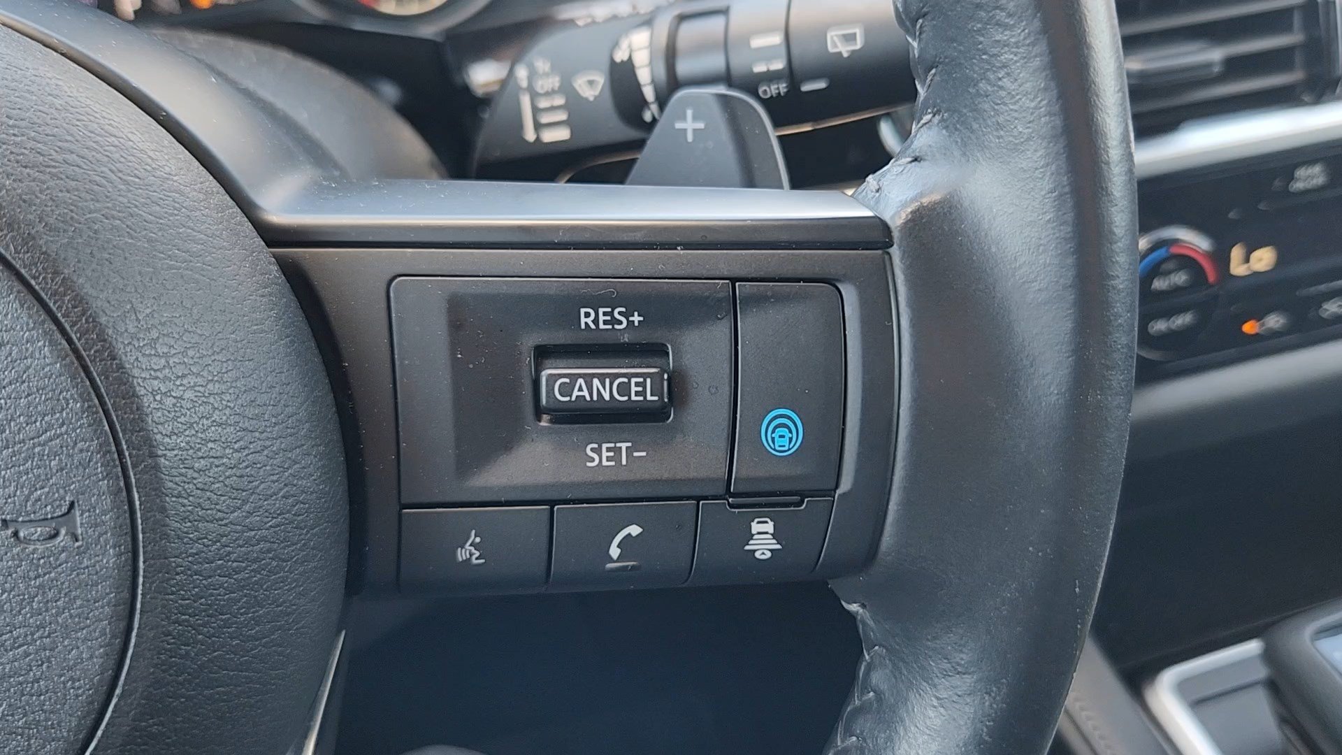 Used 2025 Nissan Pathfinder SV AWD/4WD image 13