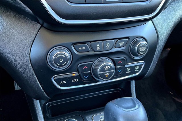 Used 2019 Jeep Cherokee Trailhawk image 24