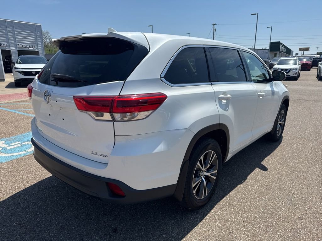 Used 2017 Toyota Highlander Plus AWD/4WD image 8