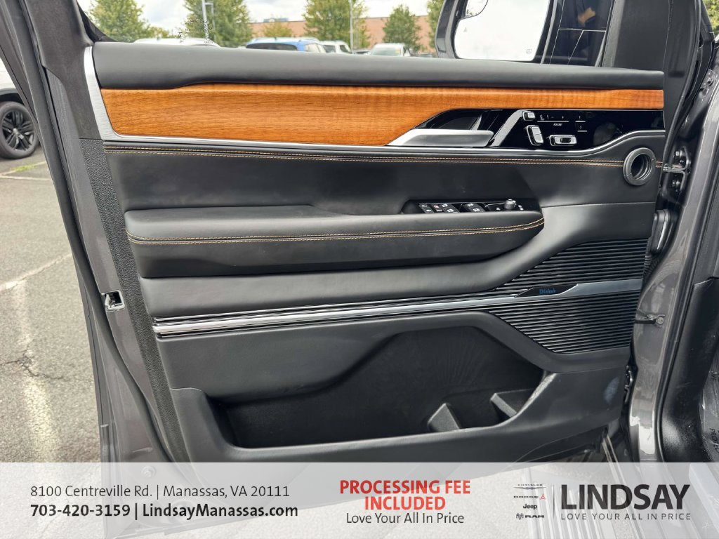 Used 2024 Jeep Grand Wagoneer Series III w/ HD Trailer Tow Package AWD/4WD image 17