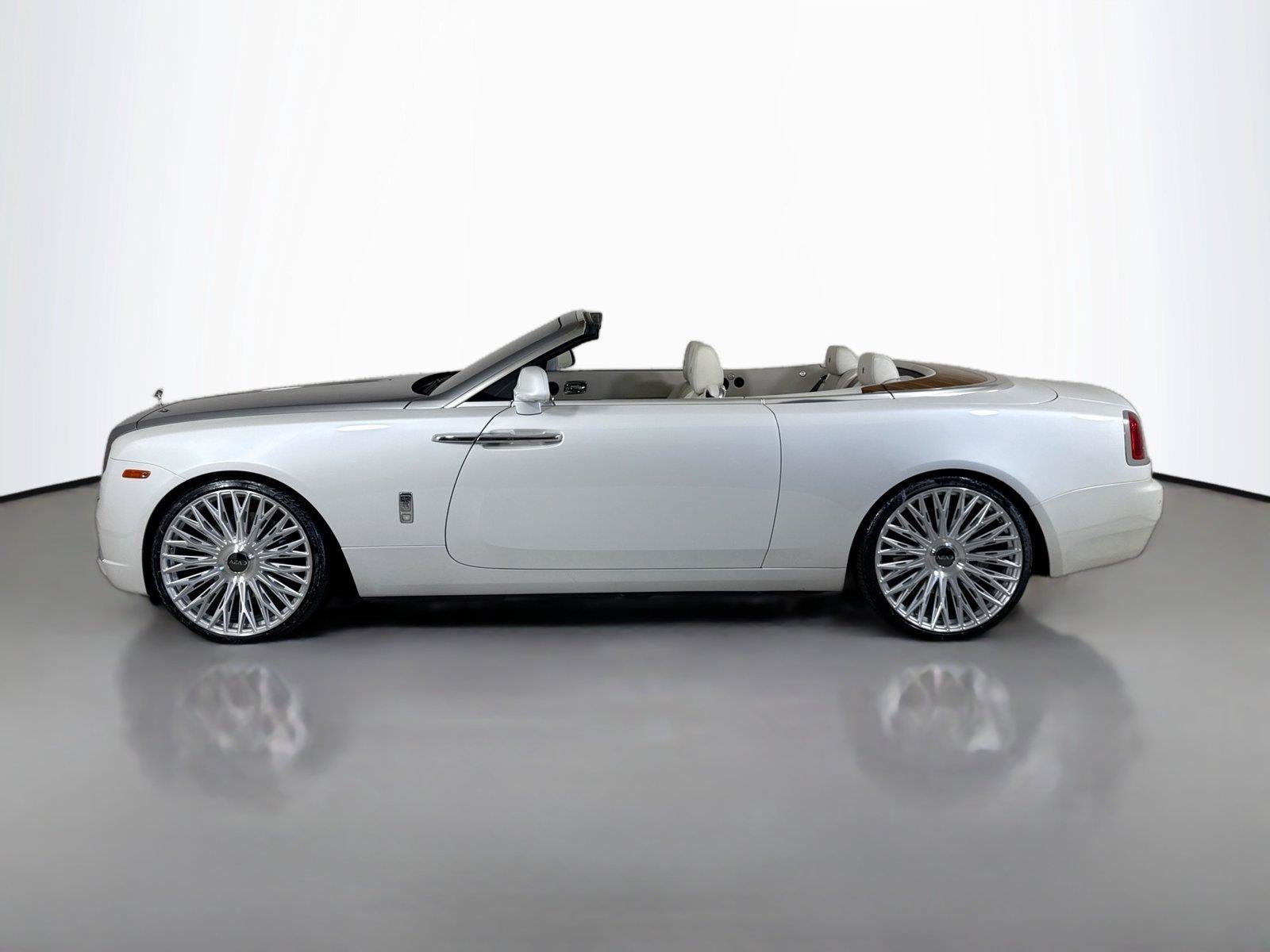 Used 2016 Rolls-Royce Dawn RWD image 12