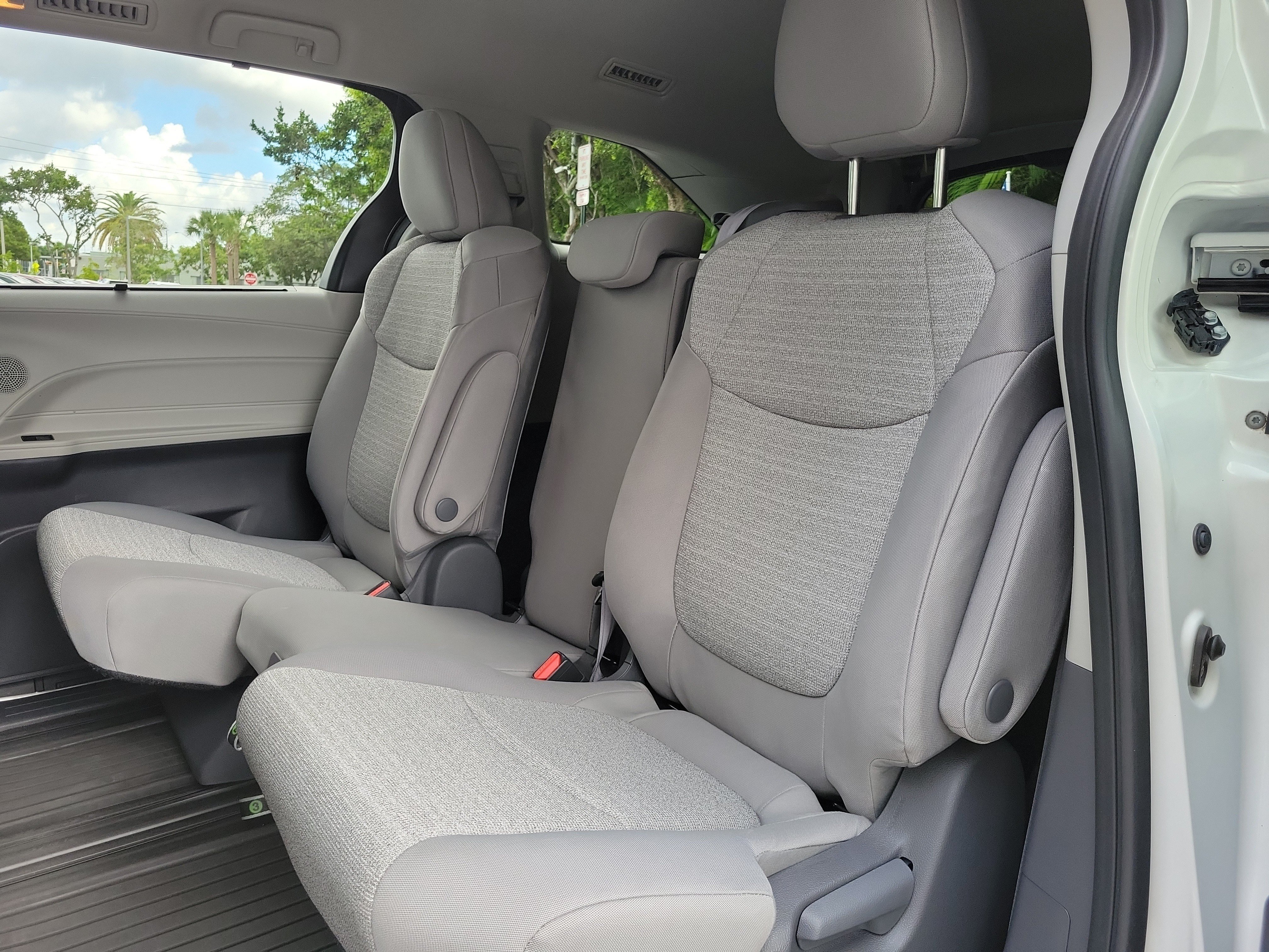 Used 2021 Toyota Sienna LE w/ LE Plus Package FWD image 10