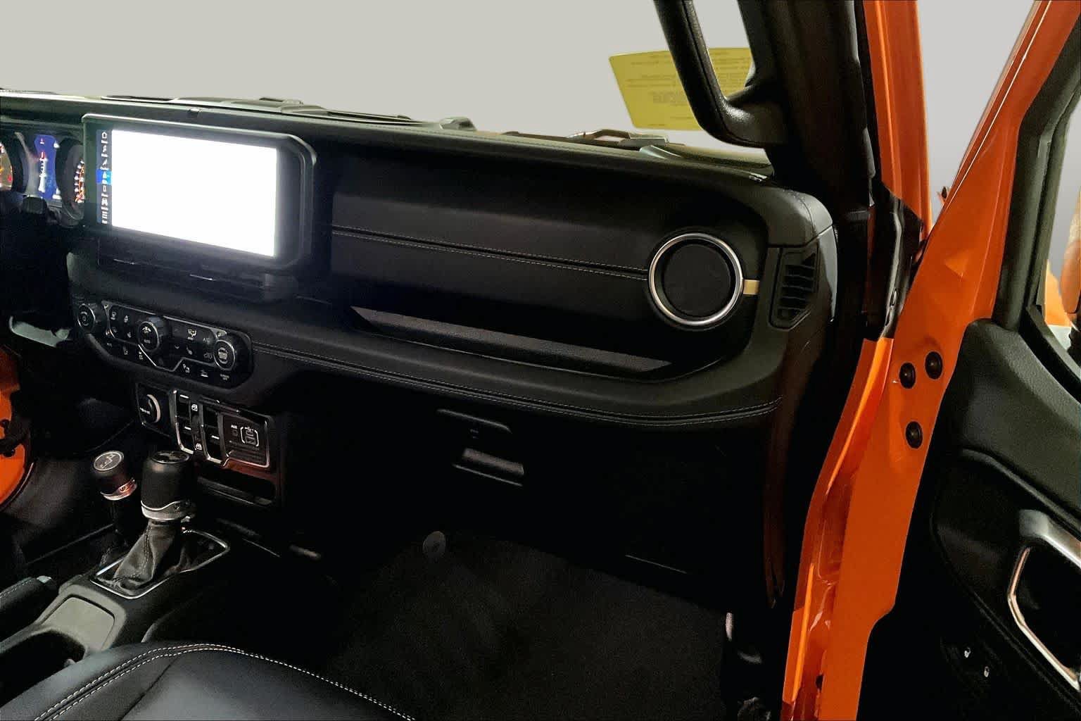 Used 2025 Jeep Wrangler Unlimited Sahara AWD/4WD image 17