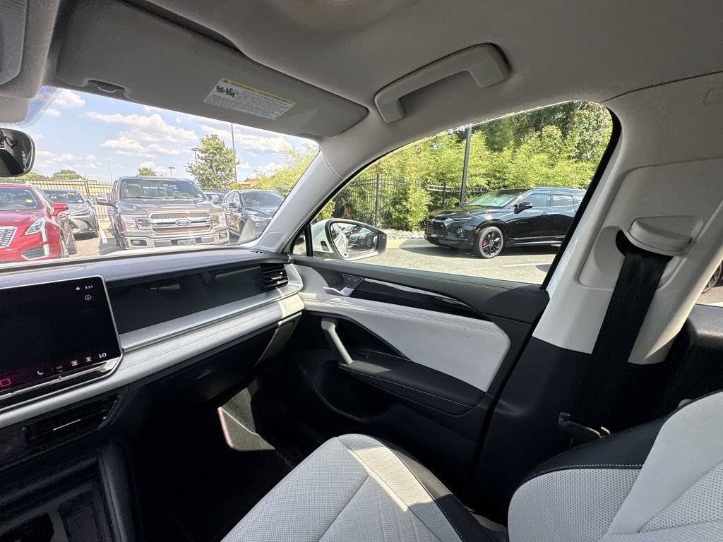 Used 2025 Volkswagen Tiguan SE AWD/4WD image 11