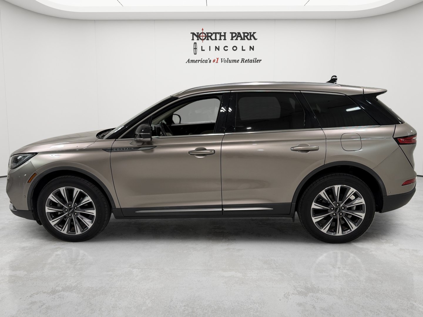 Used 2020 Lincoln Corsair Reserve w/ Equipment Group 201A AWD/4WD image 2