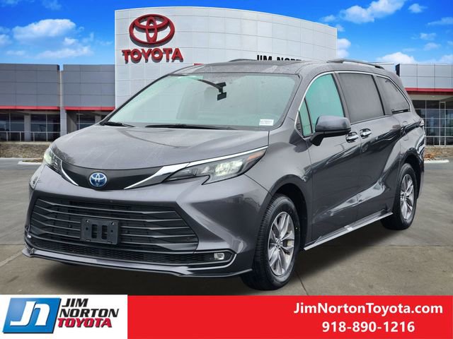 Used 2025 Toyota Sienna XLE image 3