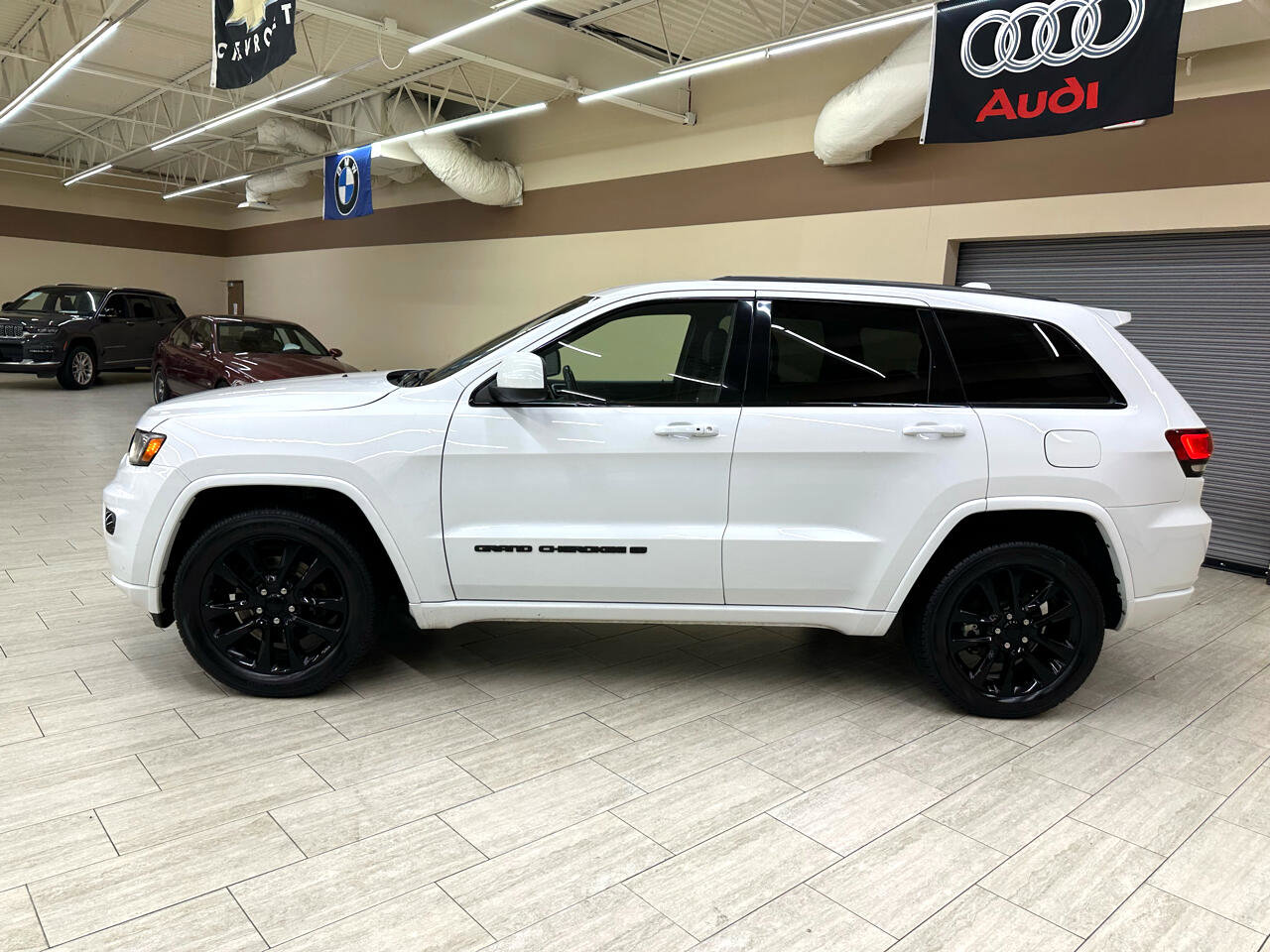 Used 2022 Jeep Grand Cherokee Laredo X image 10