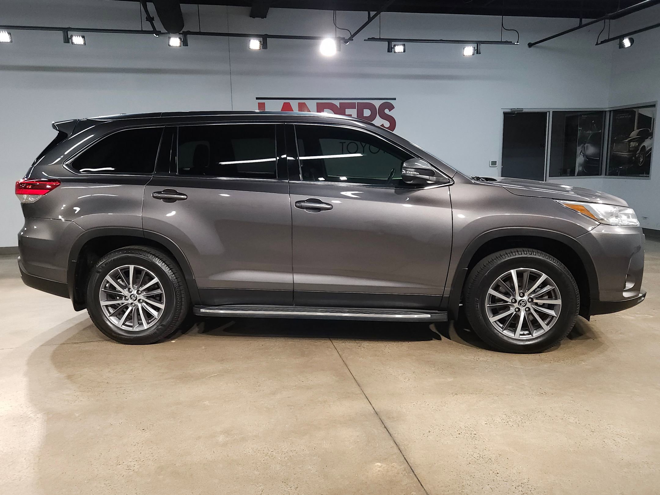 Used 2019 Toyota Highlander XLE FWD image 8