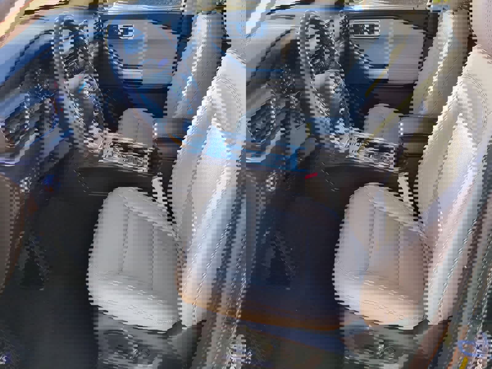 Used 2022 Ford Explorer XLT w/ Equipment Group 202A image 16