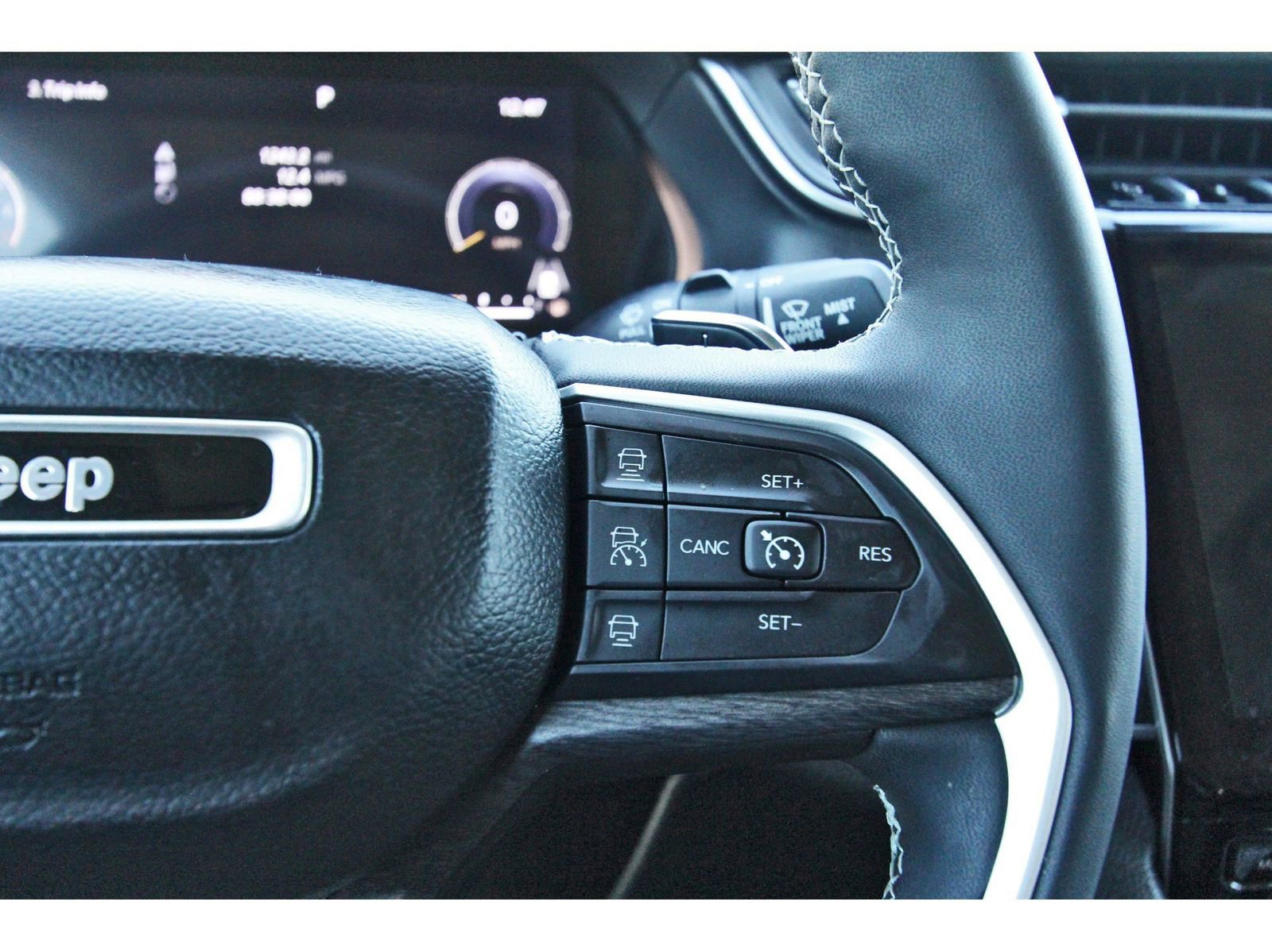 Used 2023 Jeep Grand Cherokee L Limited w/ Black Appearance Package image 25