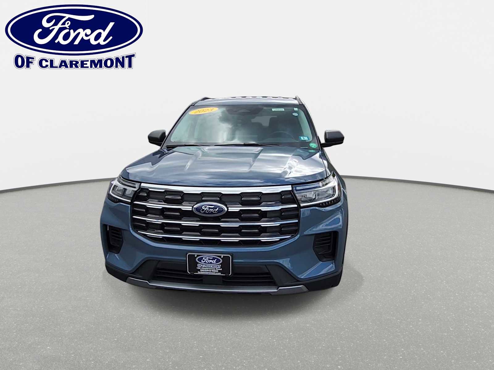 Used 2025 Ford Explorer Active AWD/4WD image 3