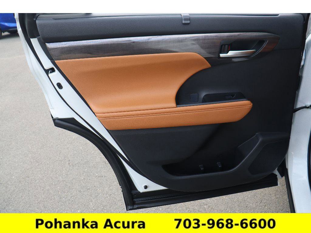 Used 2025 Toyota Highlander Platinum AWD/4WD image 32
