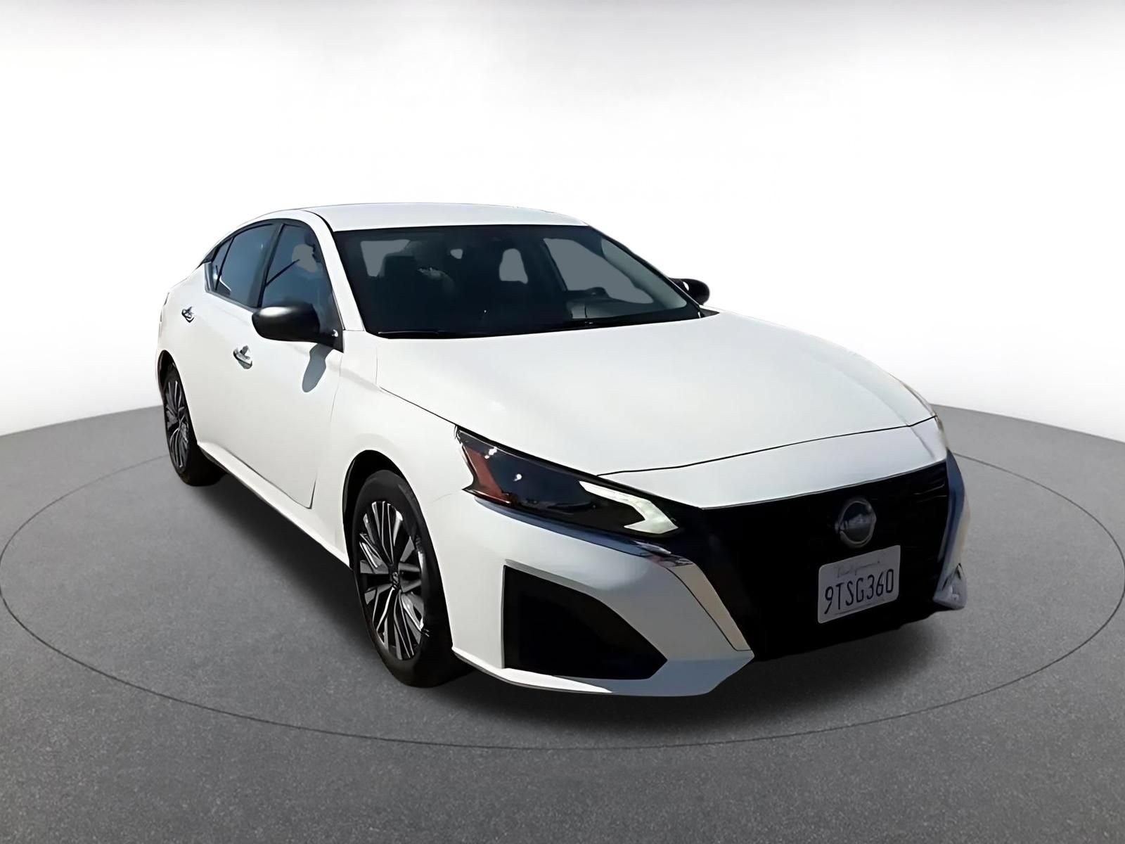 Used 2025 Nissan Altima 2.5 SV FWD image 3
