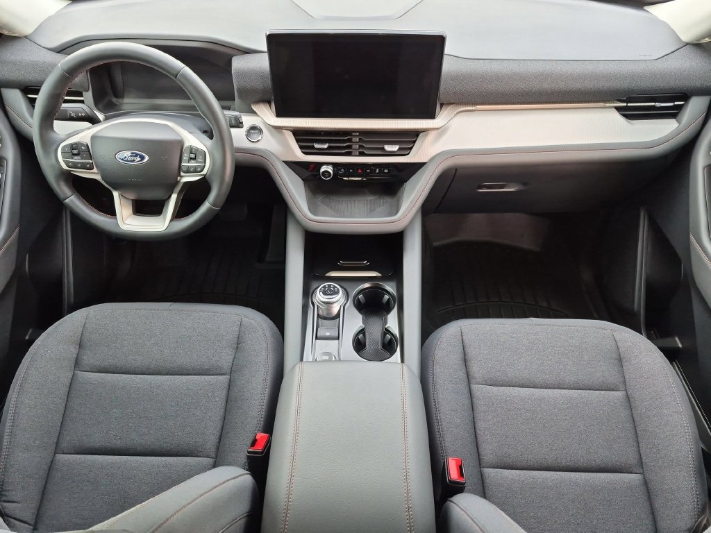 Used 2025 Ford Explorer Active AWD/4WD image 15