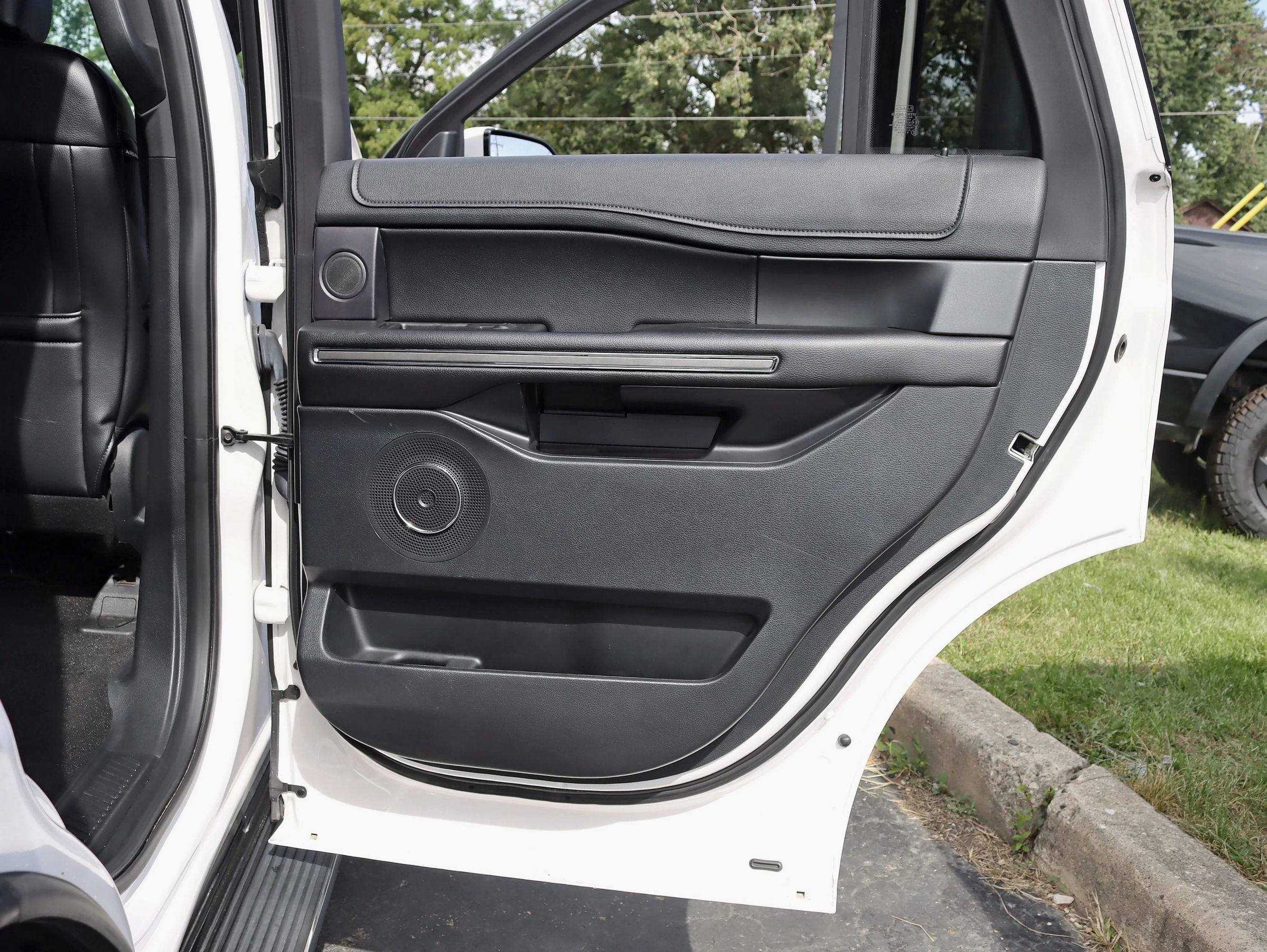 Used 2019 Ford Expedition XLT w/ Equipment Group 202A AWD/4WD image 38
