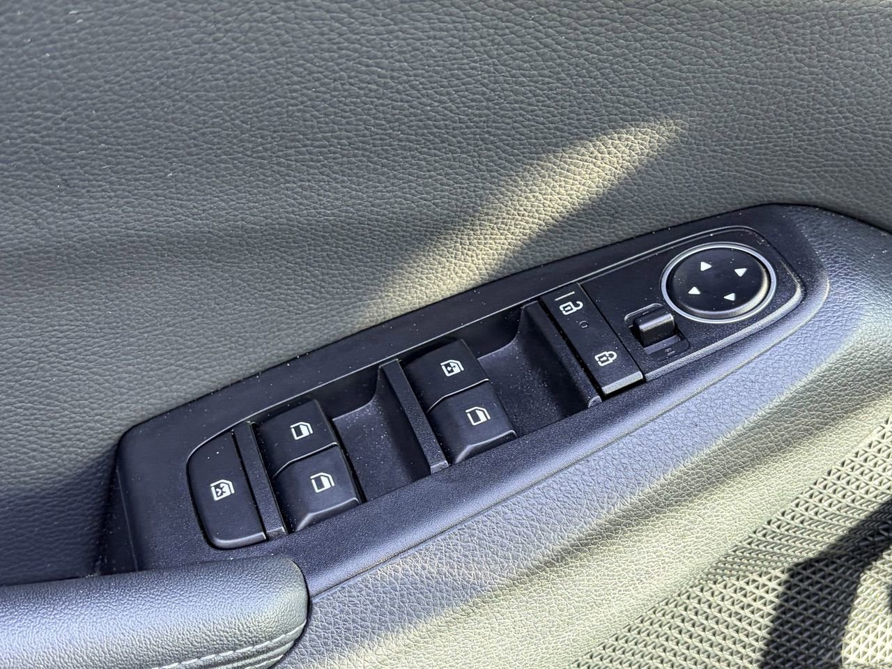 Used 2025 Kia Seltos EX FWD image 8