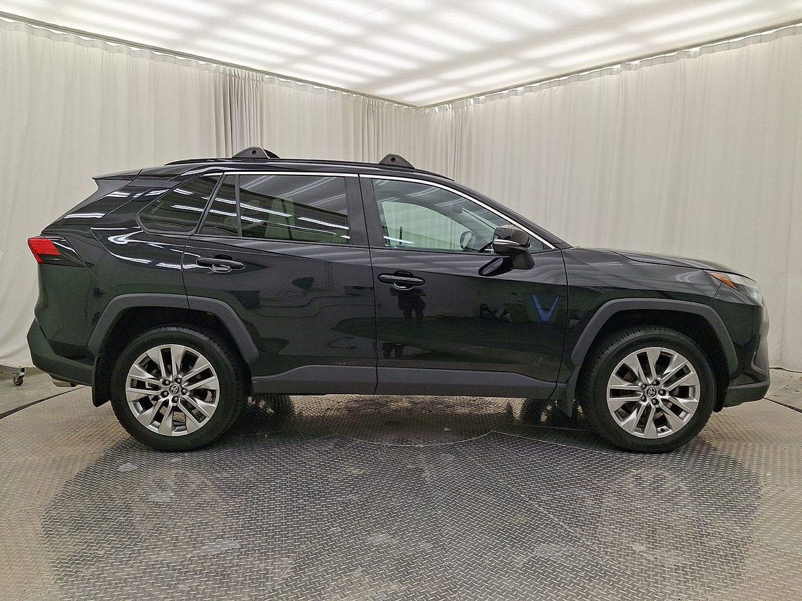 Certified 2022 Toyota RAV4 XLE Premium AWD/4WD image 30