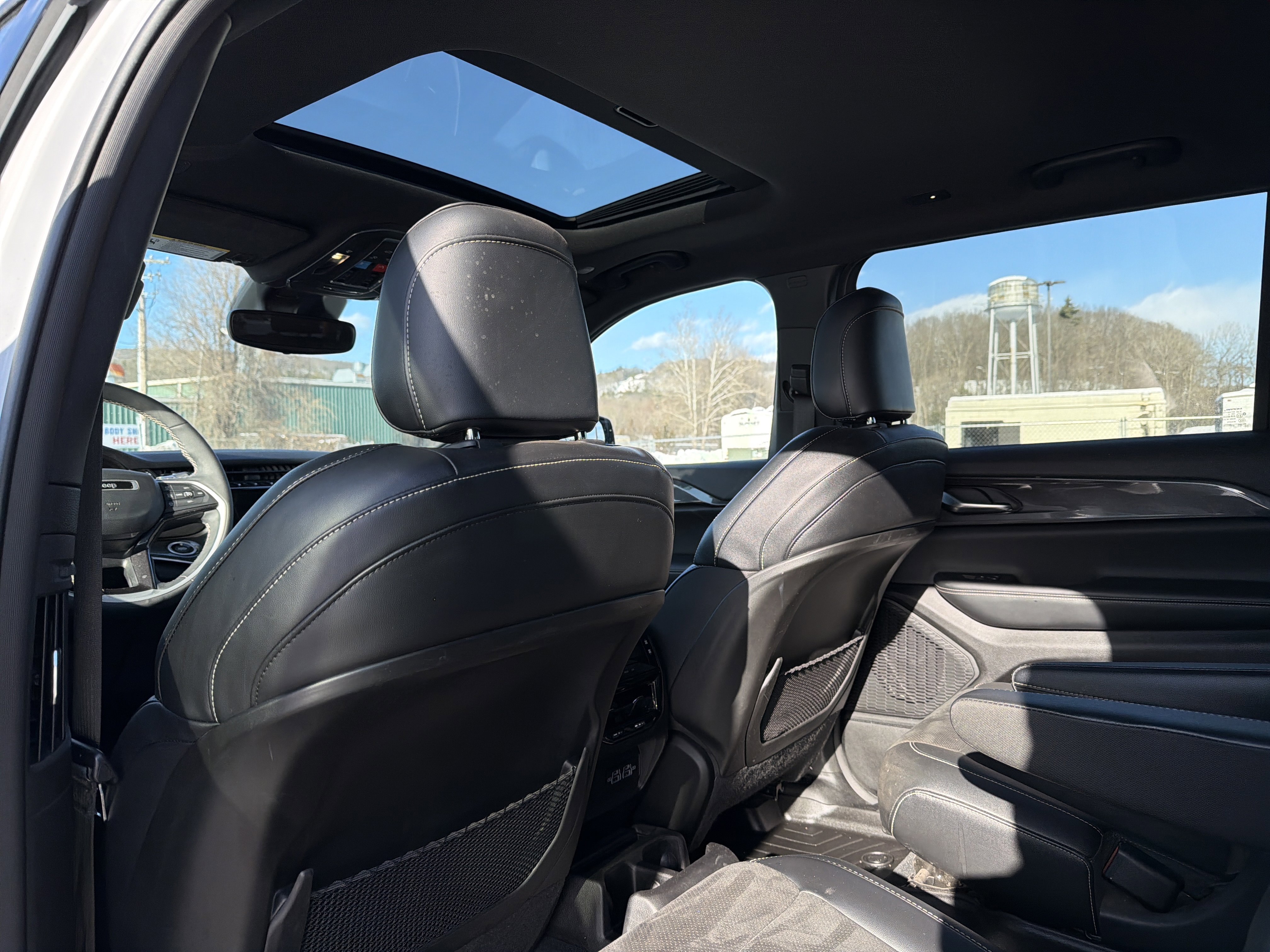 Used 2023 Jeep Grand Cherokee L Laredo image 29