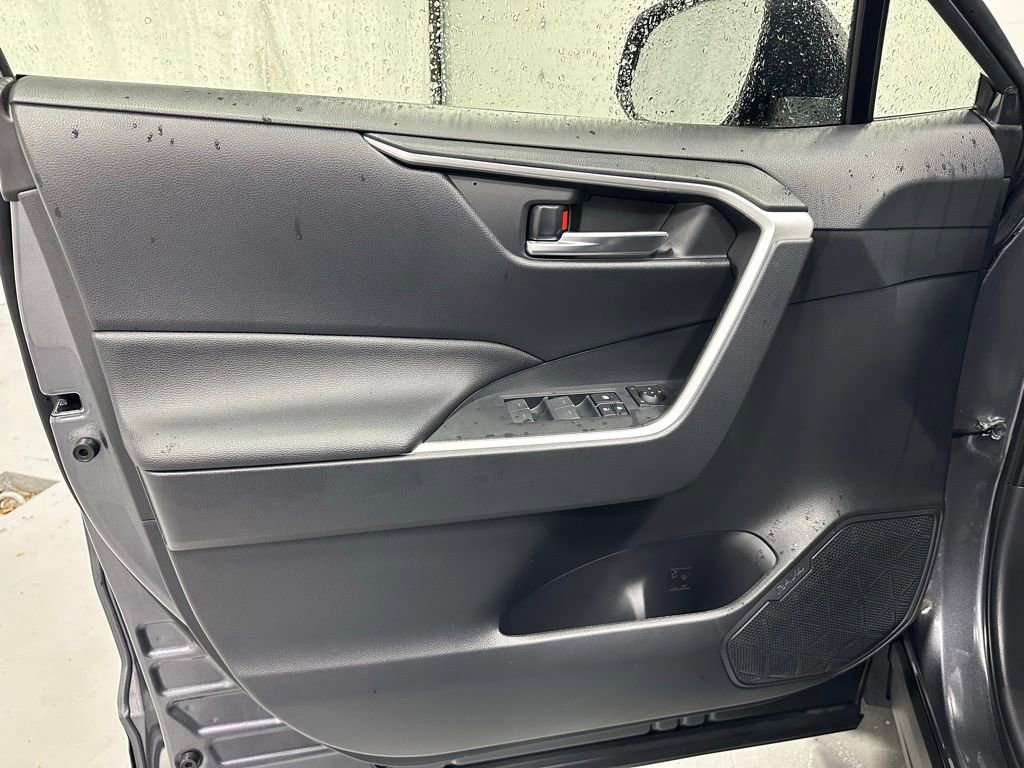 Used 2025 Toyota RAV4 XLE AWD/4WD image 8