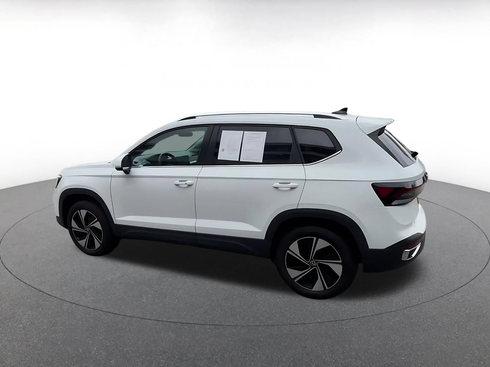 Used 2025 Volkswagen Taos SE AWD/4WD image 9