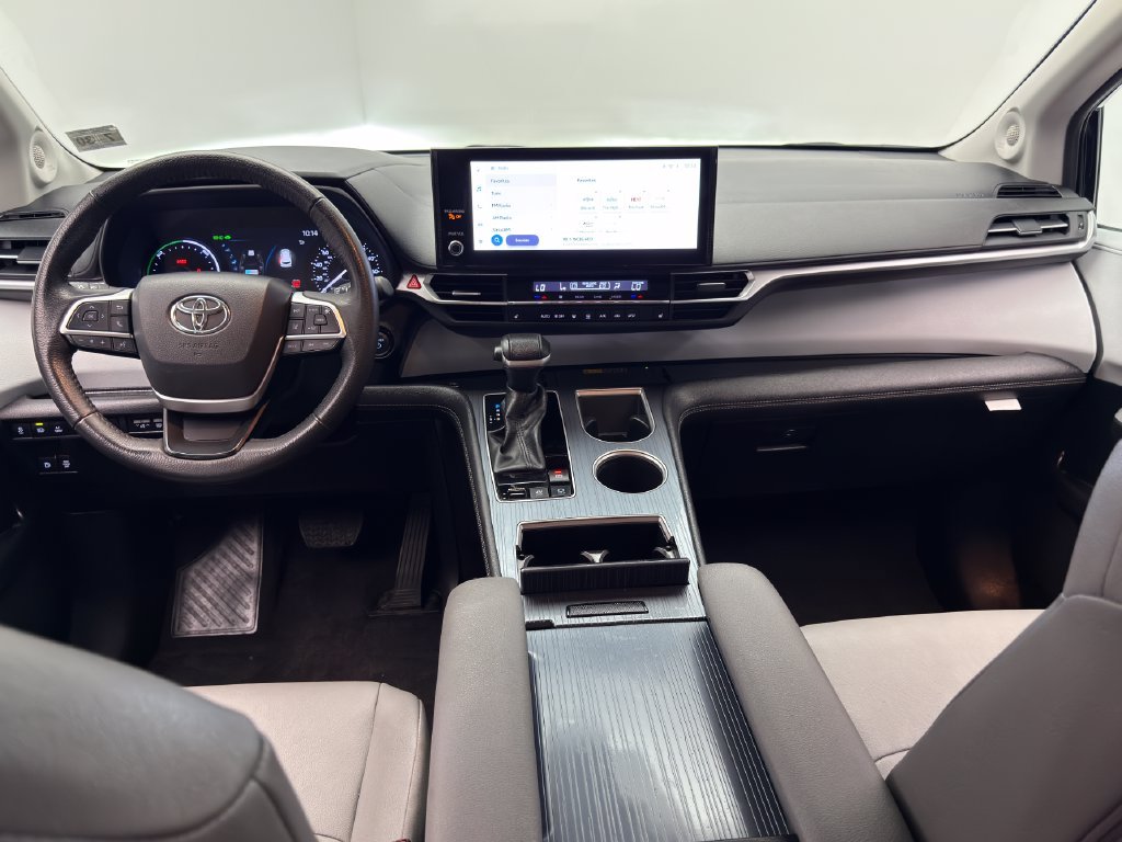 Used 2025 Toyota Sienna XLE w/ XLE Plus Package FWD image 32