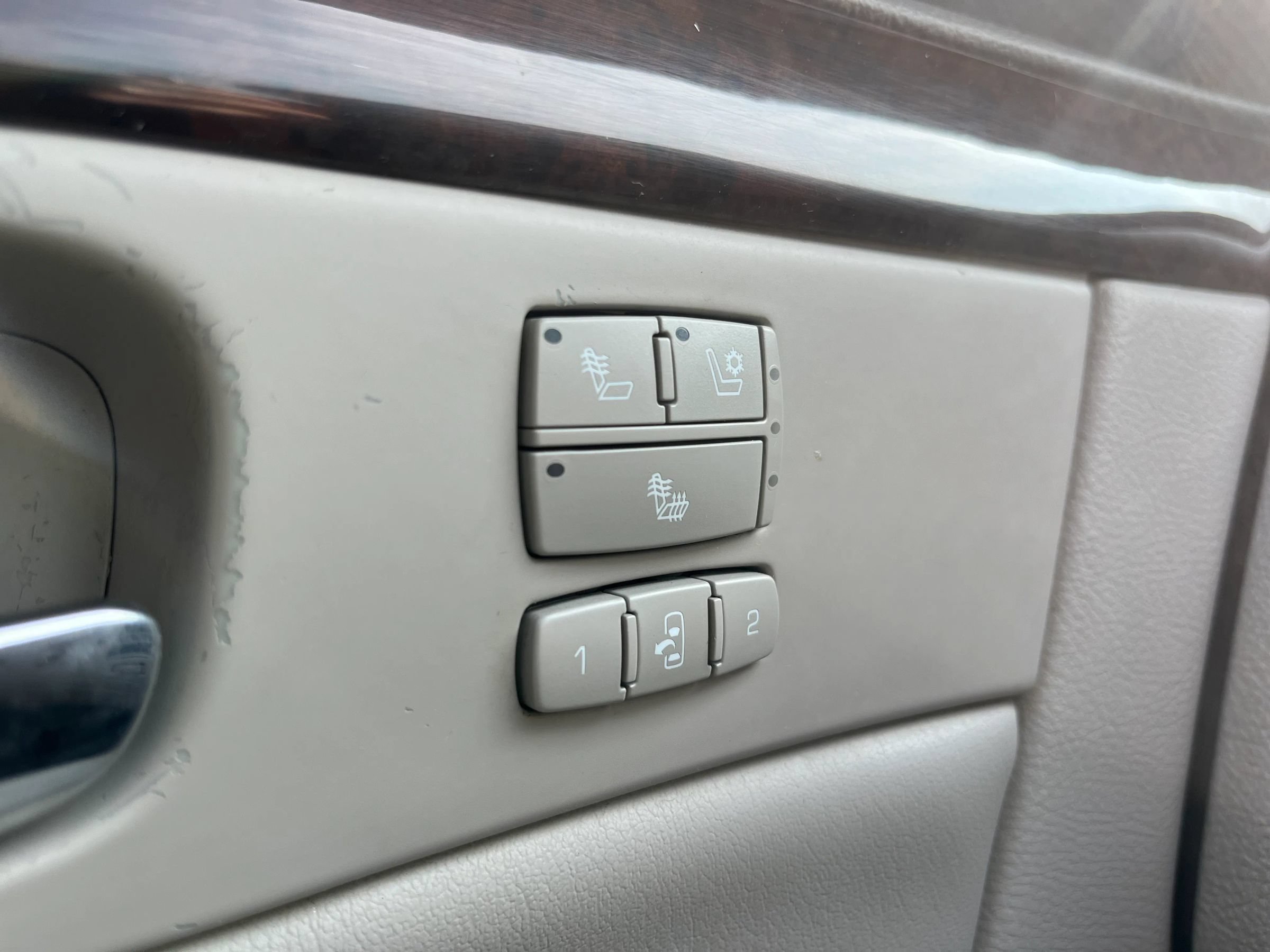 Used 2009 Cadillac DTS w/ Sun And Sound Package FWD image 23