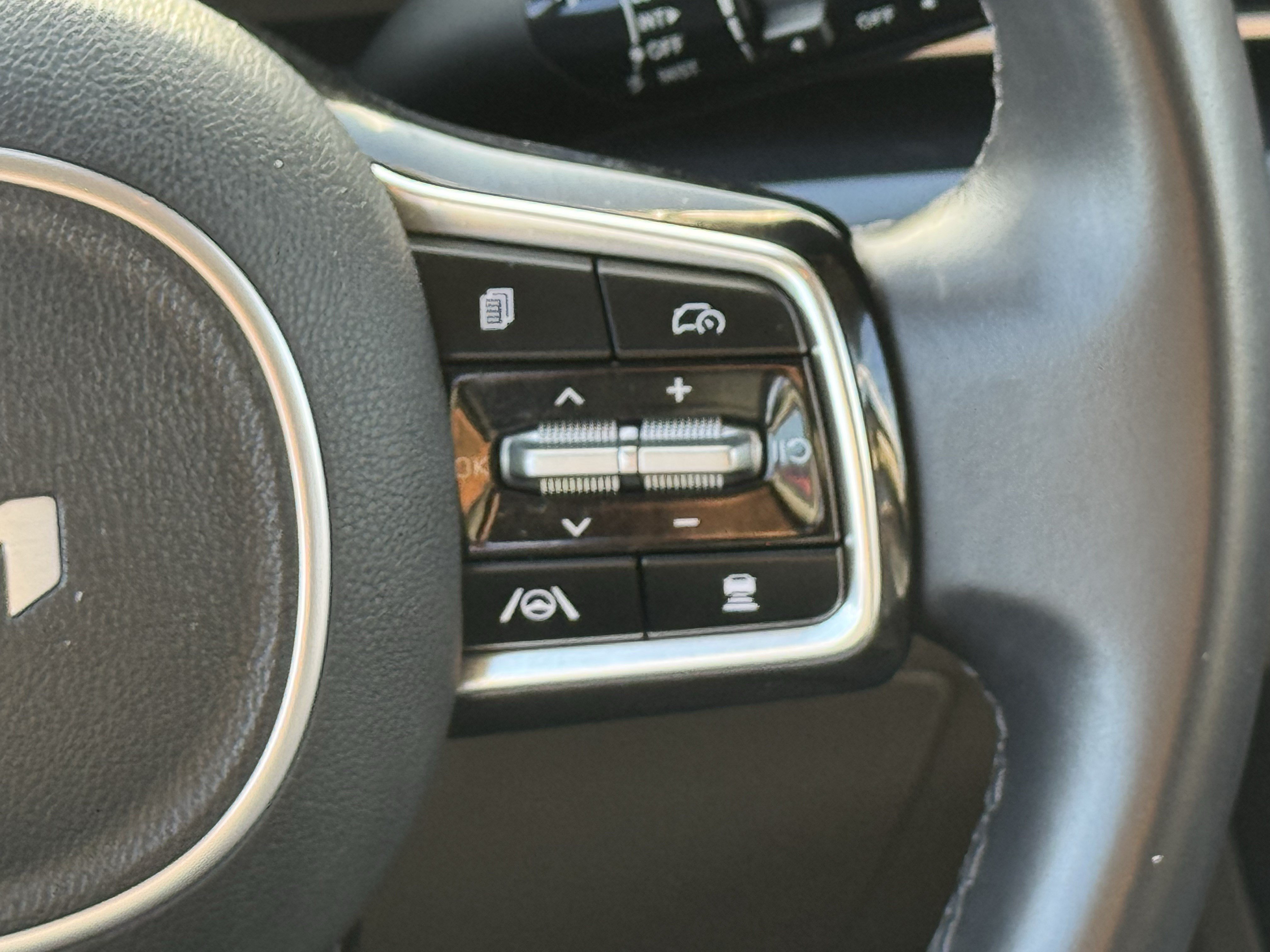 Used 2025 Kia Carnival FWD image 14