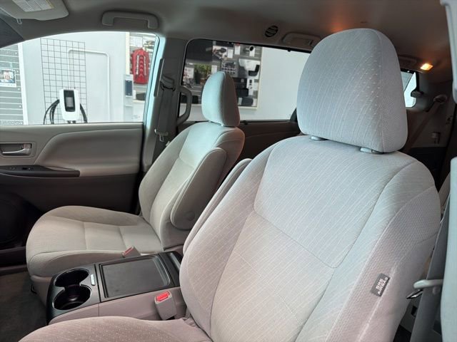 Used 2017 Toyota Sienna LE image 16