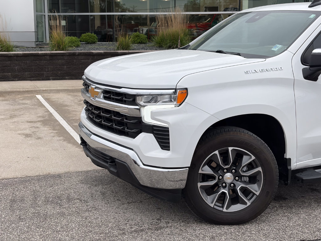 Used 2024 Chevrolet Silverado 1500 LT w/ Leather Package AWD/4WD image 2