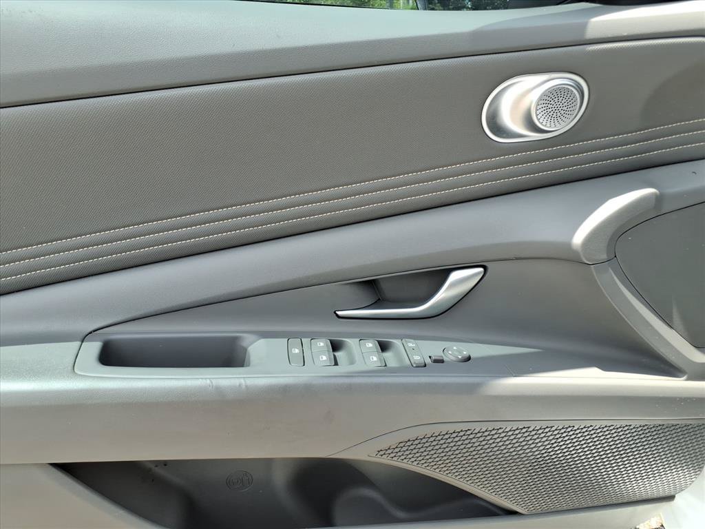 Used 2025 Hyundai Elantra Sport FWD image 15