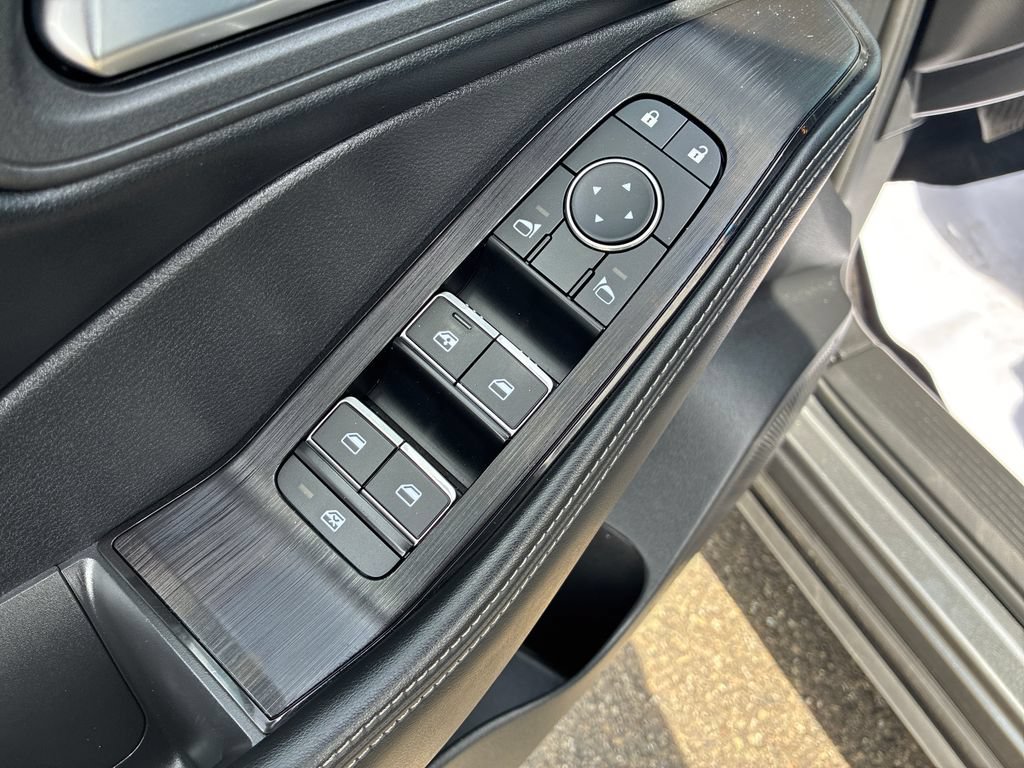Used 2025 Nissan Rogue SL AWD/4WD image 11