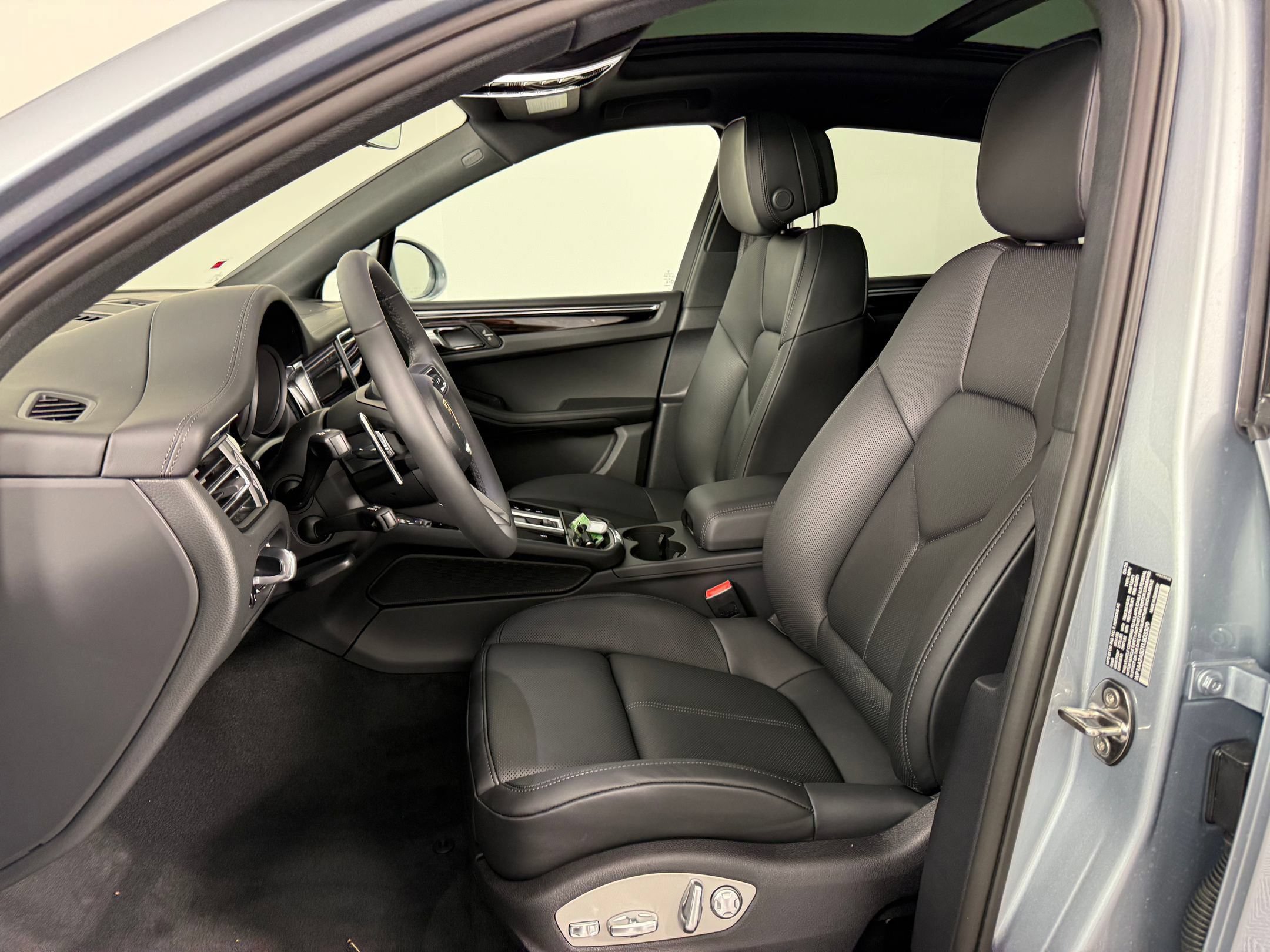 Certified 2026 Porsche Macan AWD/4WD image 5