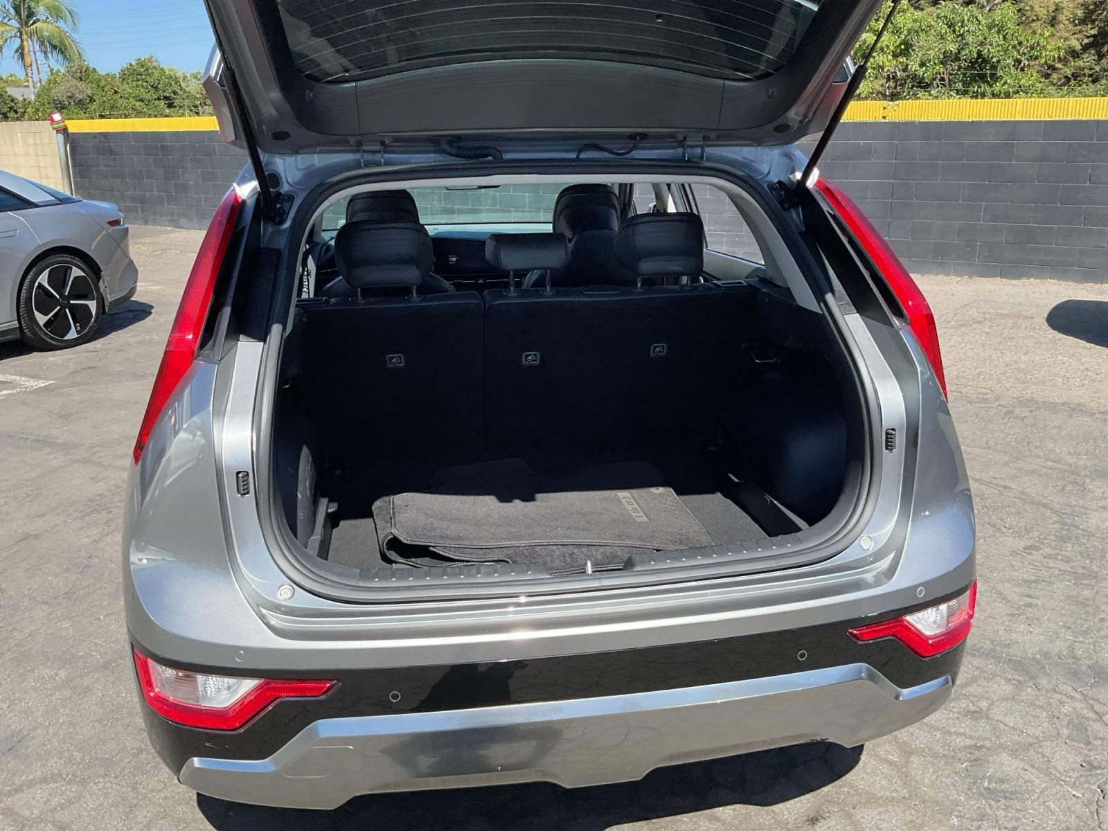 Used 2025 Kia Niro EX Touring FWD image 25